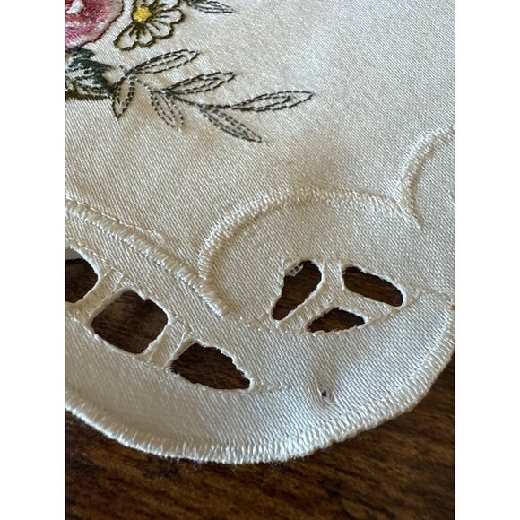 Vintage Crochet Doilies & Embroidered Table Mats Set Of 5 - Picture 14 of 16